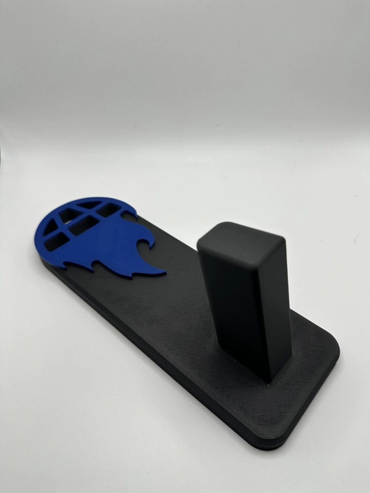 Atlas 2011 Pistol Display Stand – Raised Logo – alternate view